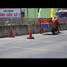 Eine vietnamesische Wanderbaustelle, die Hütchen werden einfach hinterhergezogen